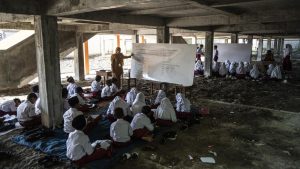 Miris! Belajar di Kolong Sekolah