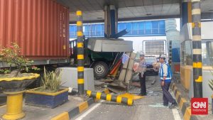 Truk Trailer Tabrak Gerbang Tol!