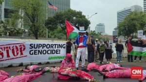 Aksi Mengejutkan Greenpeace: Desak AS Hentikan Pembantaian di Gaza!