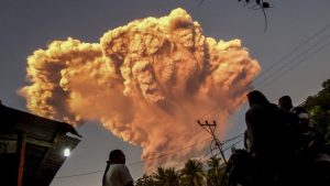 Gunung Lewotobi Laki-laki Muntahkan Awan Panas!