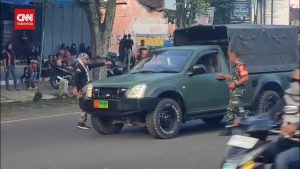 Aksi Nekat! Mobil TNI Ditendang Ormas