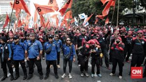 Ribuan Buruh Geruduk Gubernur Jatim!