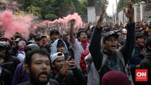 Ribuan Buruh Geruduk DPR Hari Ini!