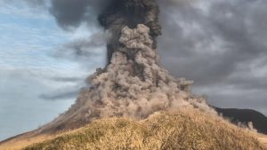 Gunung Lewotobi Meletus! 11 Kali Erupsi Guncang Flores Timur