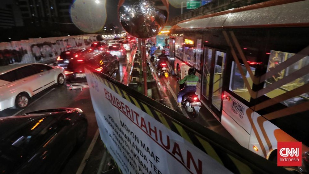 Heboh! Trotoar TB Simatupang Selamat!
