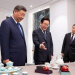 Xi Jinping Beri HP Xiaomi ke Presiden Korsel, Reaksinya Gokil!