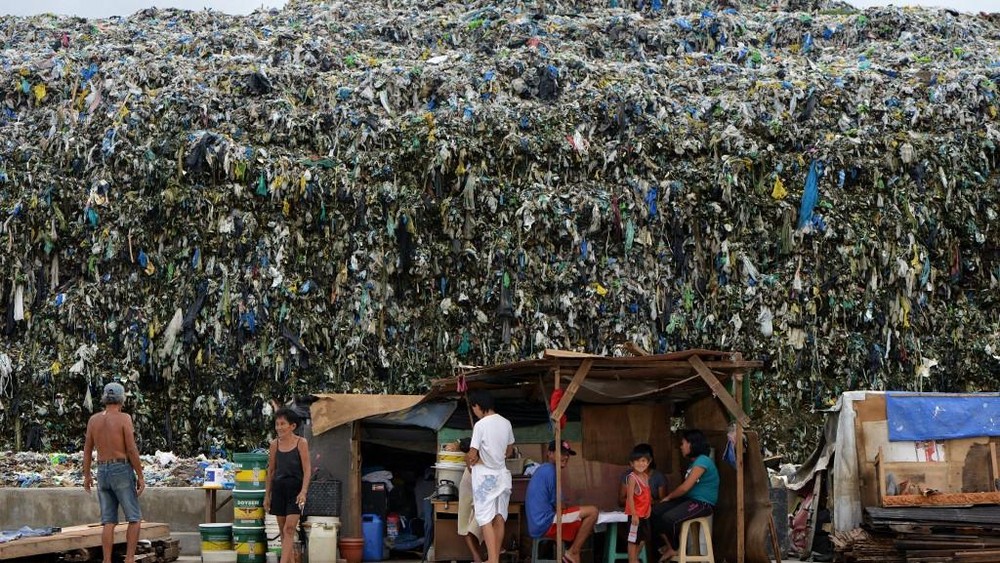 Gunung Sampah Raksasa Runtuh: Puluhan Terkubur Hidup-Hidup!