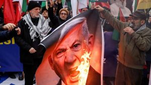 Geger! Wajah Trump & Netanyahu Dibakar di Turki!