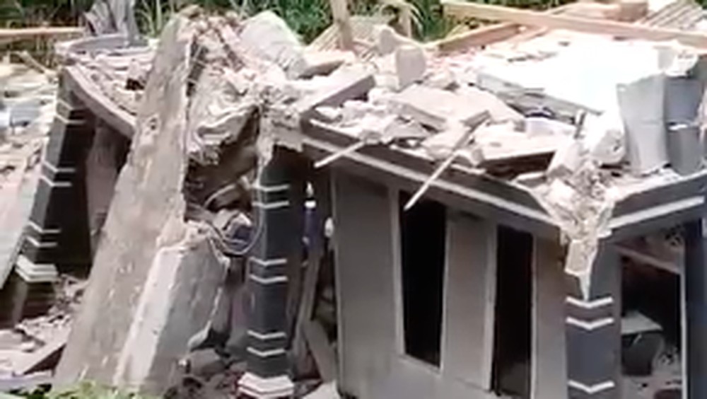 Tanah Bergerak Mengganas, Ratusan Rumah di Sukabumi Hancur!