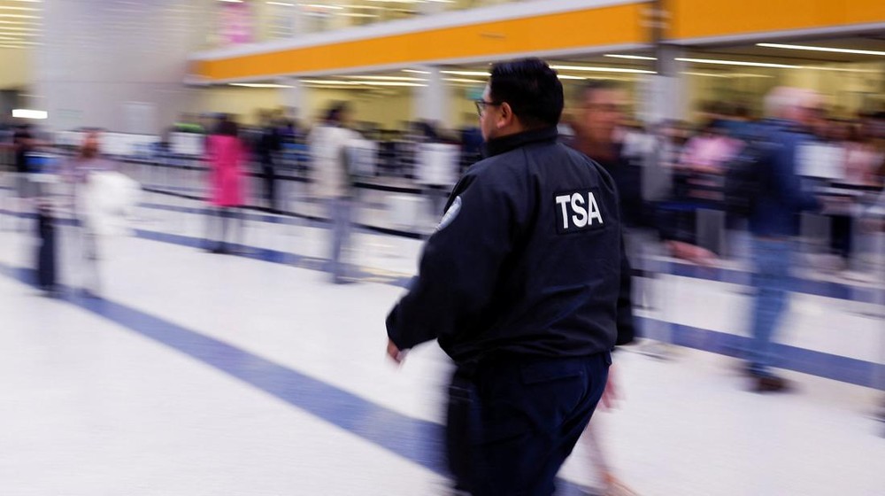 Krisis Anggaran Guncang AS, Trump Kirim Agen ke Bandara!