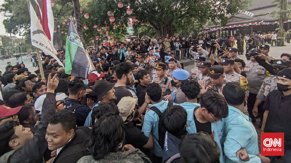 Detik Detik Ketegangan Demo Solo Dua Aktivis Dibebaskan