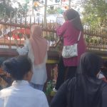 Emak Emak Nekat Panjat Pagar Demi Jokowi