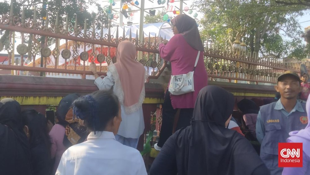 Emak Emak Nekat Panjat Pagar Demi Jokowi