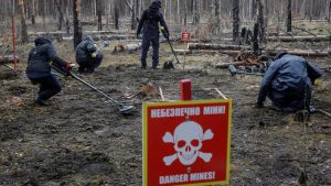Pembersihan Ranjau di Kyiv: Bahaya Mengintai Warga!