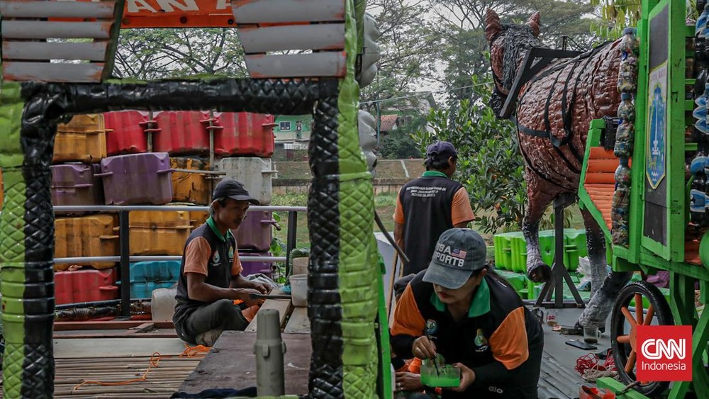 Heboh Sampah Plastik Kini Jadi Perahu Unik