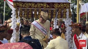 Jokowi Terima Gelar Adat Keramat di Bumi Ruwa Jurai