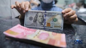 Rupiah Terlemah Sepanjang Masa! Dolar Tembus Rp18.000 di Bank?