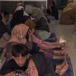 Jatiwaringin Terkepung Asap Warga Bertahan