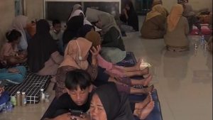 Jatiwaringin Terkepung Asap Warga Bertahan