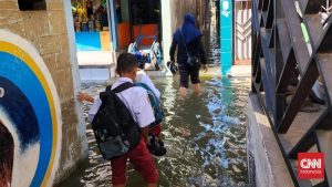 Surabaya Darurat Rob Siswa Belajar di Air