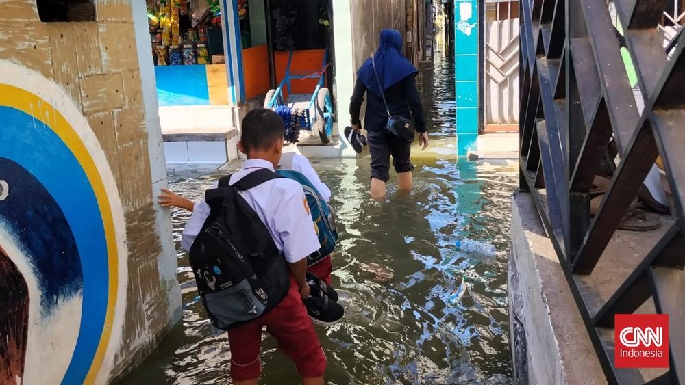 Surabaya Darurat Rob Siswa Belajar di Air