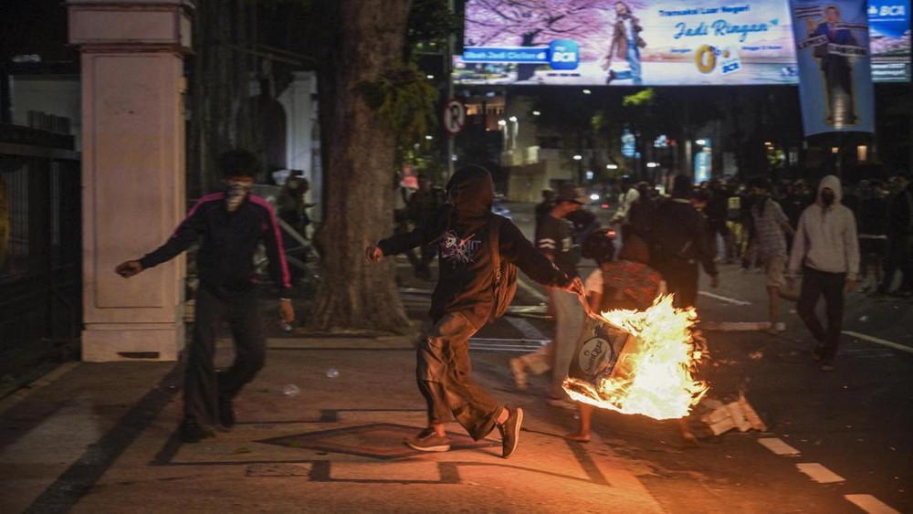 Skandal Amplop di Balik Rusuh Demo Surabaya