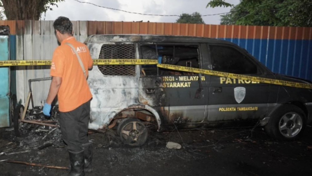 Surabaya Geger Mobil Patroli Dilalap Api