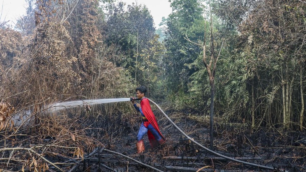 Aksi Nekat Remaja Ini Bikin Geger Lawan Api