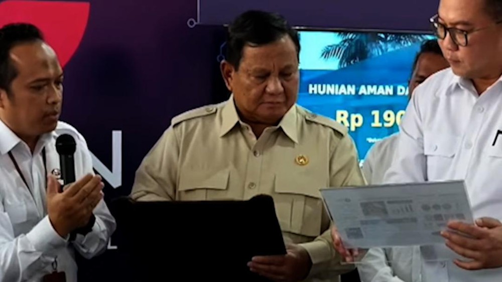 Aksi Tak Terduga Prabowo Uji Genteng Inovasi