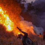 Bromo Mencekam Api Mengancam Permukiman Warga
