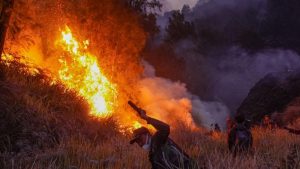 Bromo Mencekam Api Mengancam Permukiman Warga