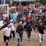Detik Detik Wasit Tarkam Dihajar Suporter Brutal