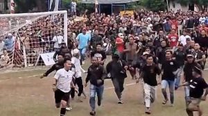 Detik Detik Wasit Tarkam Dihajar Suporter Brutal