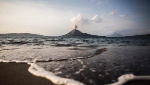 Anak Krakatau Menggila Kapal Perang TNI Turun
