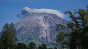 8 Pendaki Nekat Terobos Semeru Saat Bahaya Mengintai