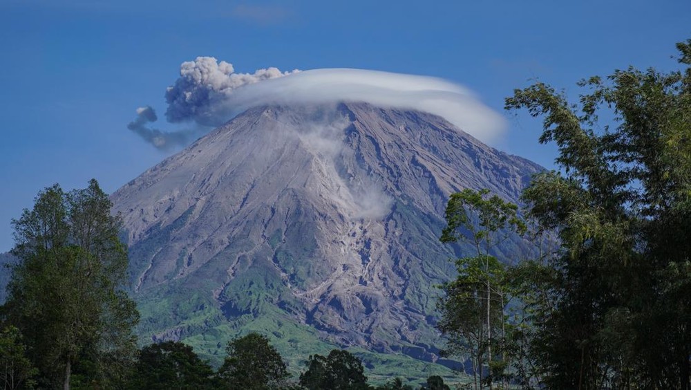 8 Pendaki Nekat Terobos Semeru Saat Bahaya Mengintai