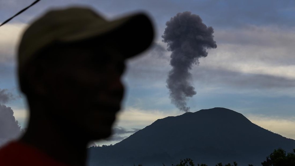 Gunung Ibu Menggeliat Dini Hari Warga Waspada