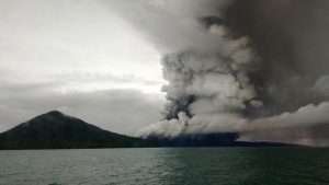 Asap Anak Krakatau Menggila Ancam Negara Tetangga