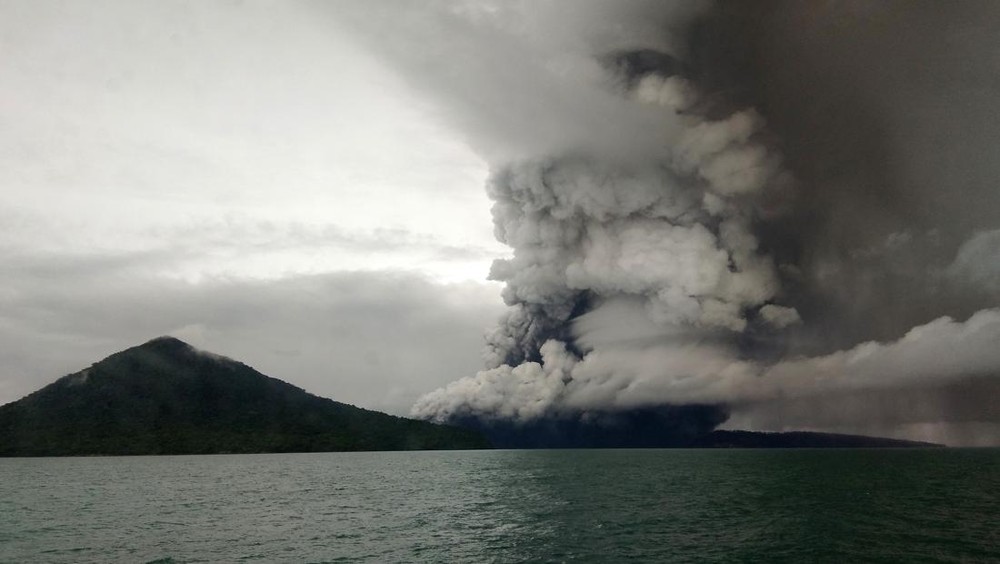 Asap Anak Krakatau Menggila Ancam Negara Tetangga