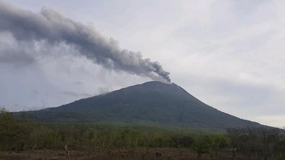 Dahsyat Ili Lewotolok Meletus Dua Kali Pagi Ini
