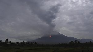 Tiga Gunung Menggila Pagi Ini Waspada