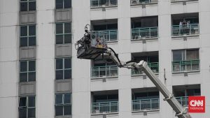 Detik Detik Panik Evakuasi Apartemen Terbakar