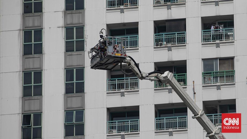 Detik Detik Panik Evakuasi Apartemen Terbakar