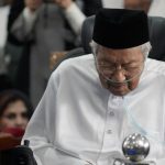 Tangis Pilu Mahathir Lepas Kepergian Sang Istri