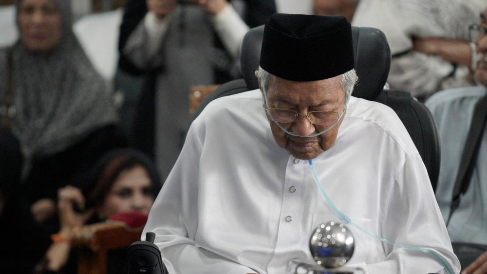 Tangis Pilu Mahathir Lepas Kepergian Sang Istri