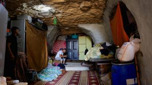 Gua Jadi Rumah Baru Warga Palestina