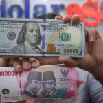 Rupiah Tertekan Dolar AS Tembus Rp18.050